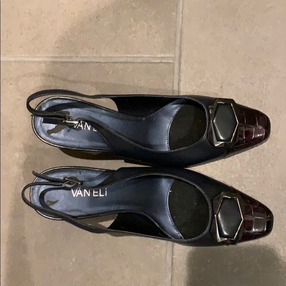 Blue slingback pump w/ croc toe